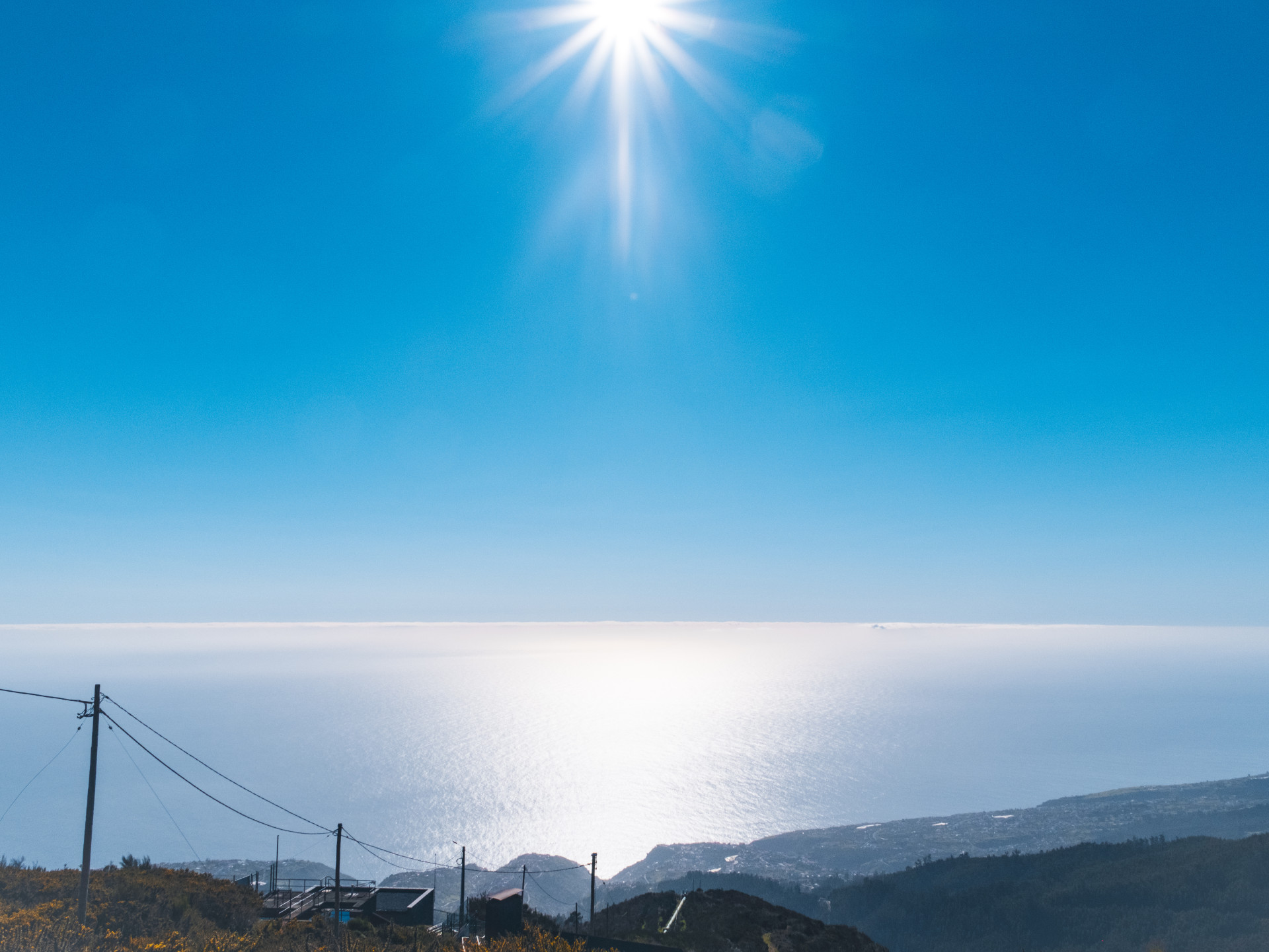 Sonnenstrahlen über dem Atlantik von Câmara de Lobos, Madeira