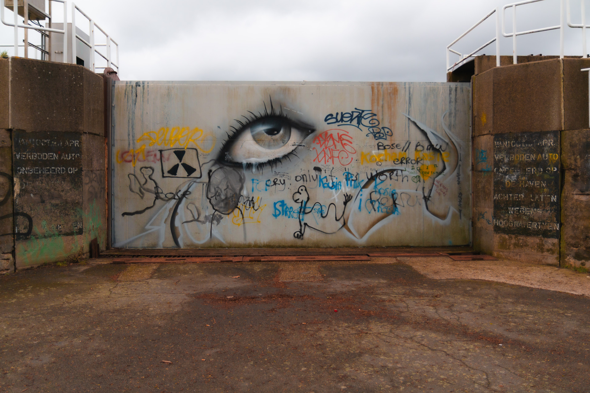 Graffiti-Auge auf der Doel-Flutpforte