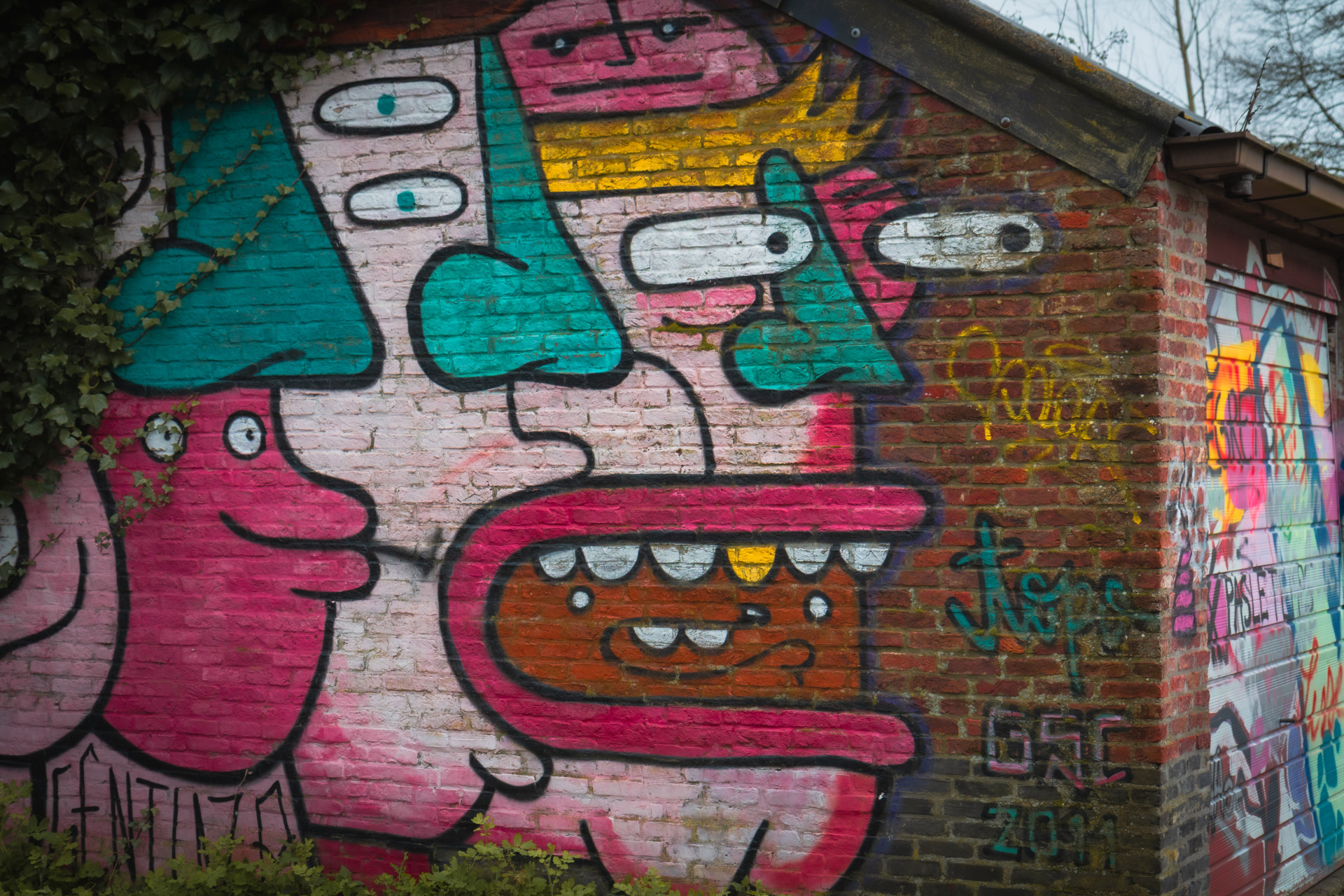 Lebhaftes Graffiti an der Doel-Mauer