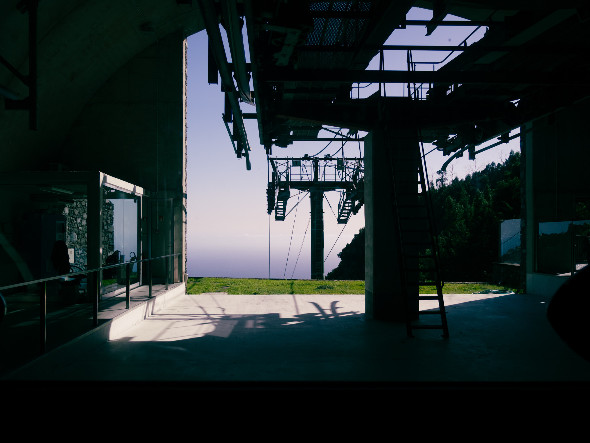 Teleférico do Funchal Stationsinneres Silhouette