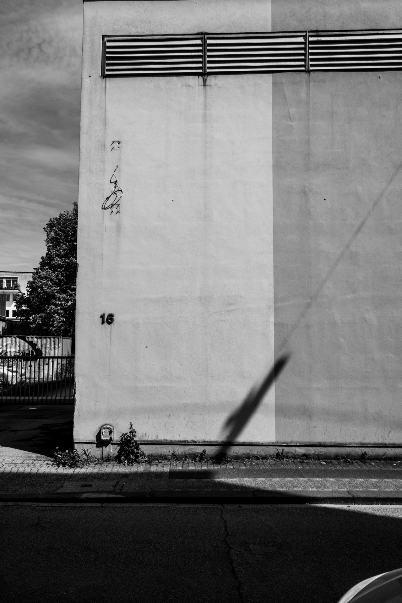 Urbane Abstraktion: Wand & Schatten in Wuppertal