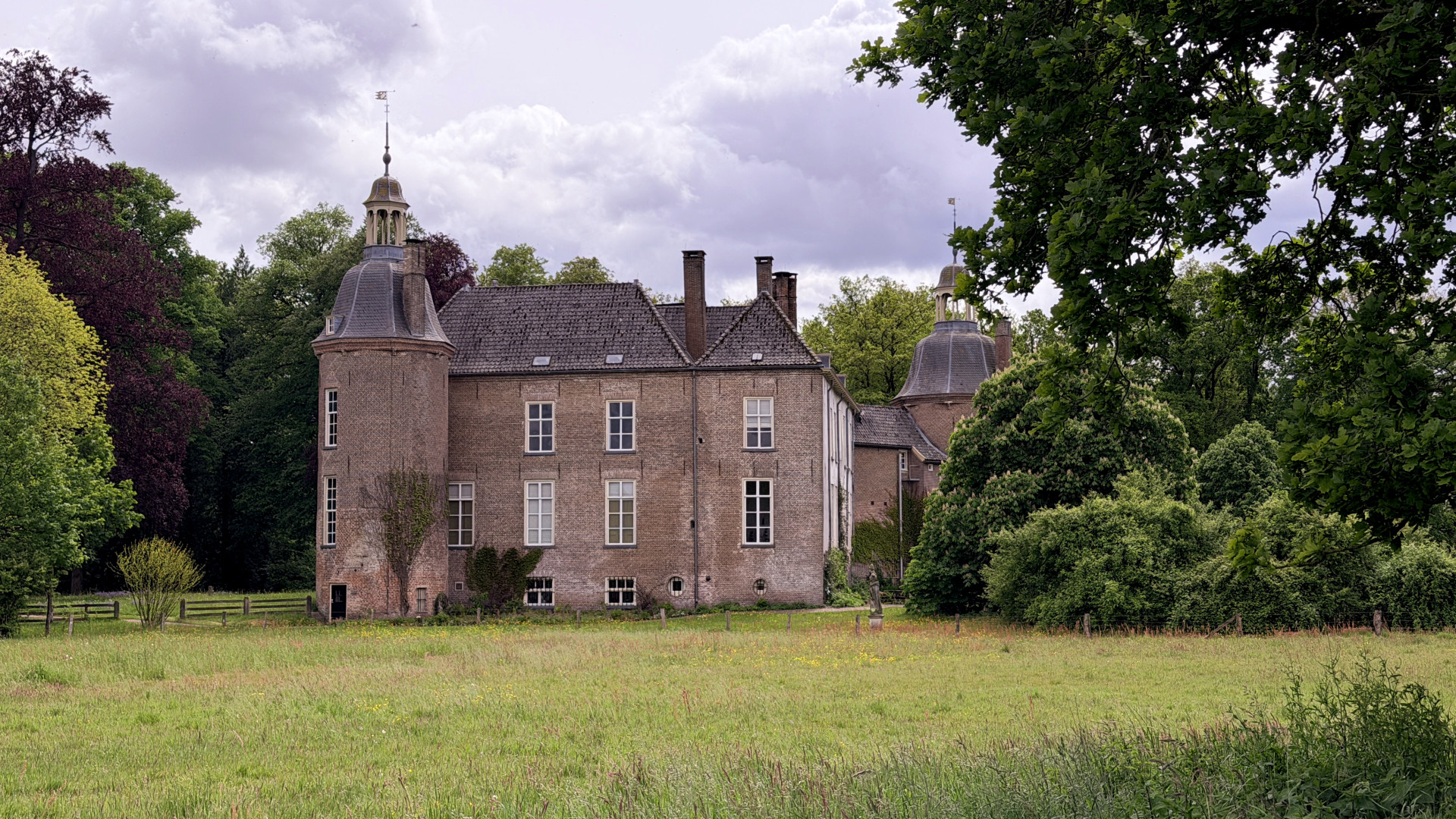 Kasteel Hackfort (Schloss Hackfort) im Frühling