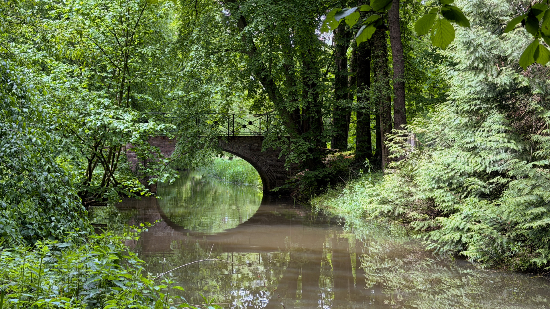 Ziegelbogenbrücke & grüner Wald, Landgoed Hackfort