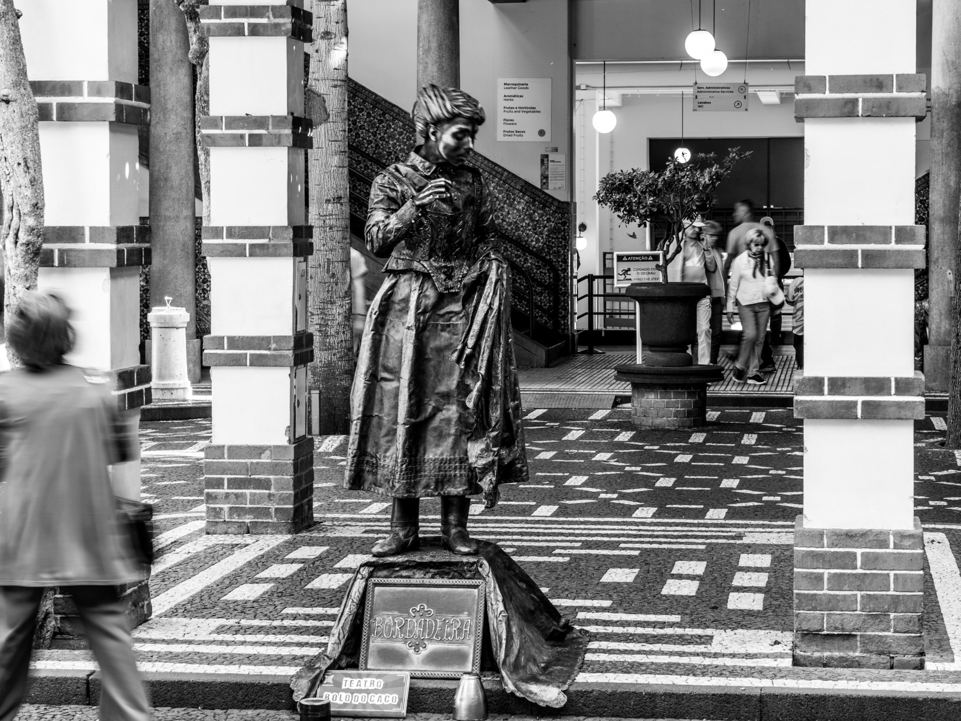 Bordadeira Living Statue, Mercado dos Lavradores, Funchal