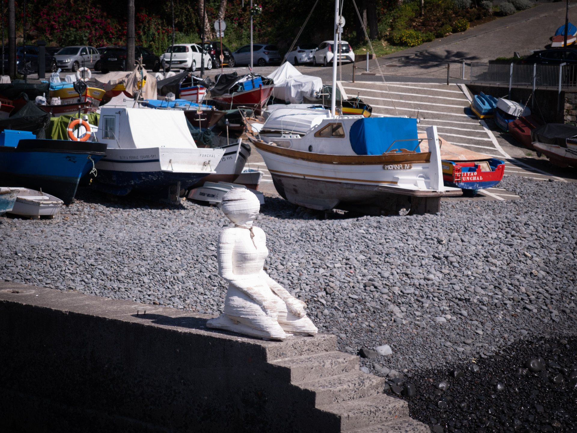 Kneeling Sculpture at Câmara de Lobos Harbor
